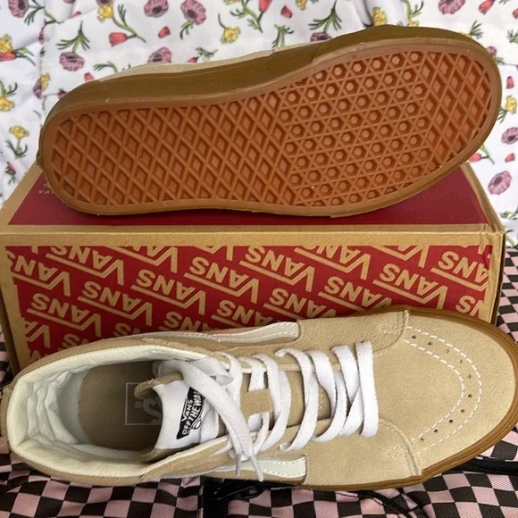 Vans WMNS Sk8-Hi
Humus/Gum
VN0A38GEVS8
Sneakers - Picture 4 of 16